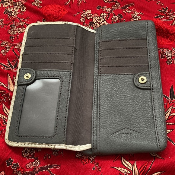 Fossil | pebbled leather snap and zip wallet. Two-tone color. Gold hardware. - Picture 3 of 11